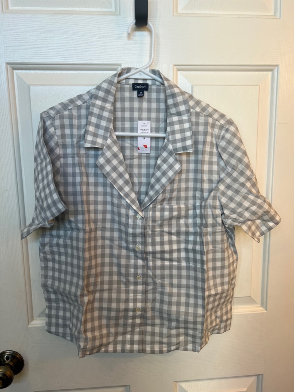 GAP Gray and White Short Sleeve Plaid Button-Up Tee